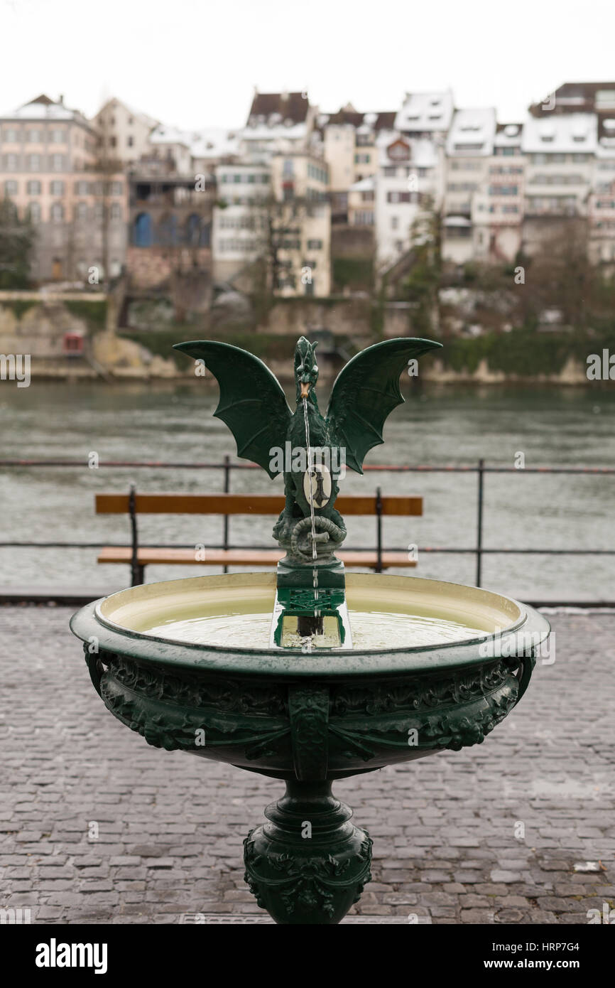Ein Foto von einem Basilisken-Statue in Basel, Schweiz. Der Basilisk ist ein mythischer Drache. Hier hält er das Wappen der Stadt Basel und Präventionskonzepten Stockfoto