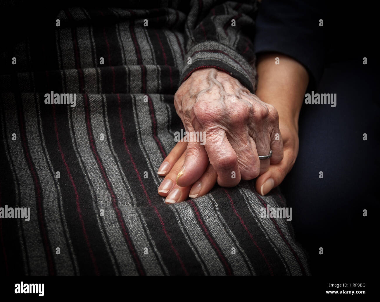 Faltige Haut Hand gealterte Frau an Hand der jungen Dame Stockfoto