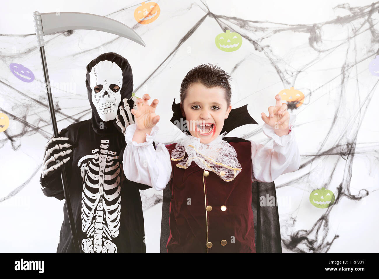Happy Halloween-Qual in Halloween verkleidet Stockfoto