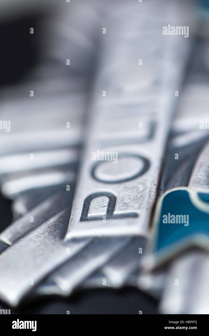 96/5000 die offizielle original polnische Polizei Abzeichen hergestellt aus Metall. Hohe Vergrößerung des Wortes Policja. Makroaufnahme mit detaillierten Textur und Briefe. Stockfoto