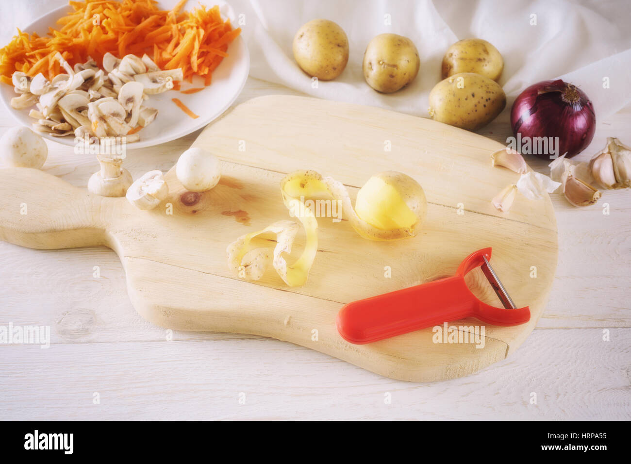 geschälte Kartoffeln und Zutaten für die Suppe, Nahaufnahme Stockfoto
