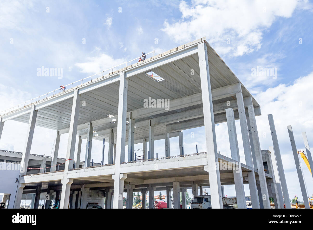 Architekturkonzept, geräumige Betonkonstruktion mit Säulen Stockfoto