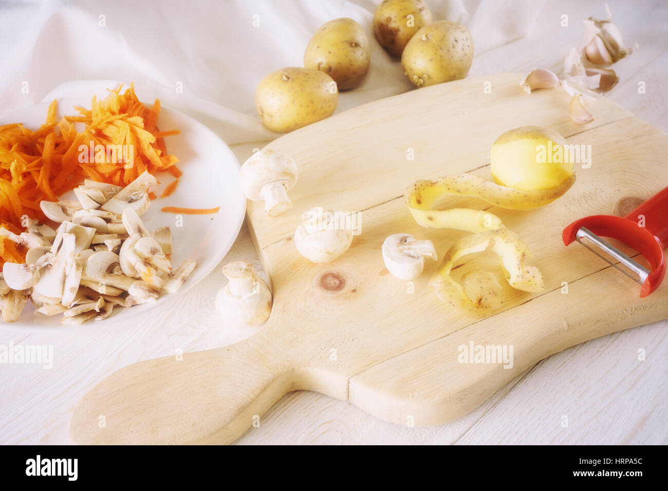 geschälte Kartoffeln und Zutaten für die Suppe, Nahaufnahme Stockfoto