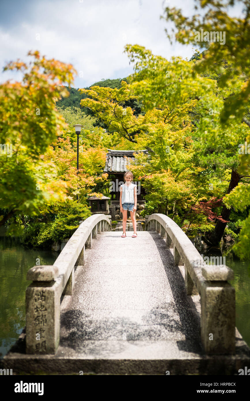 6 Jahre altes Mädchen im Garten eines Tempels in Kyoto, Japan. Stockfoto