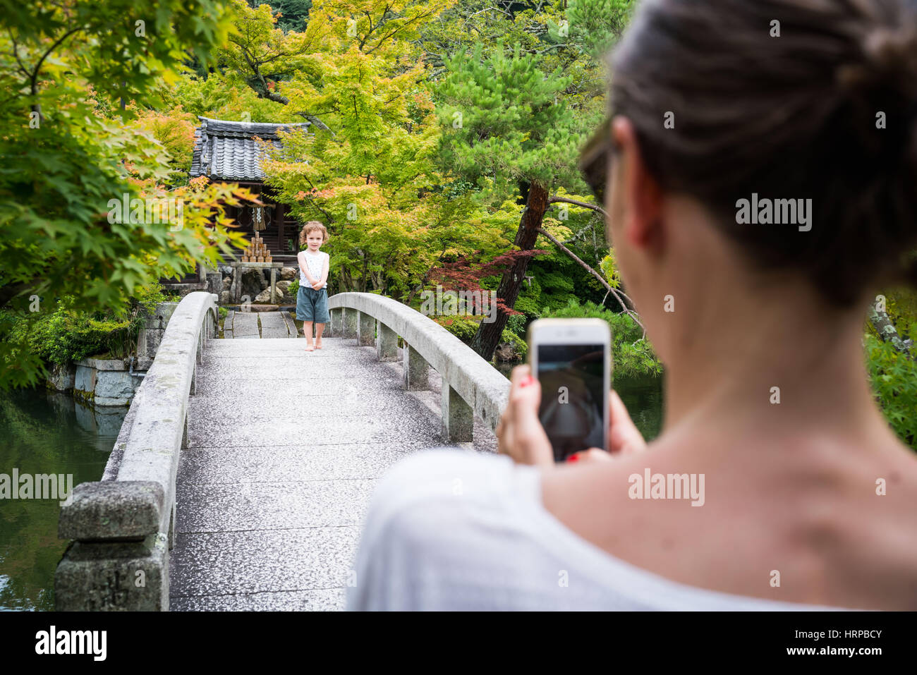Mutter unter Bild ihres Sohnes im Garten eines Tempels, Kyoto, Japan. Stockfoto