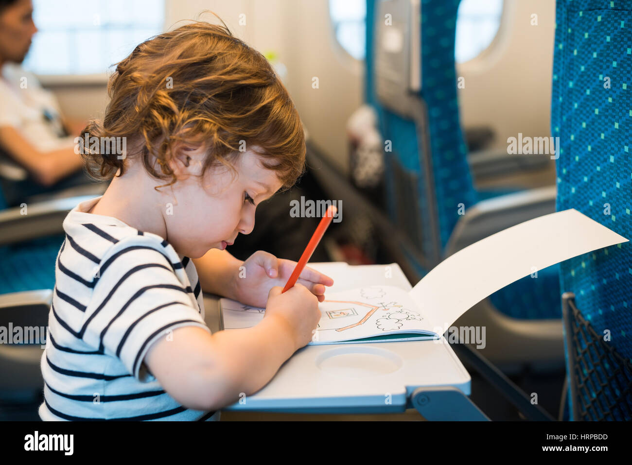 3 Jahre alter Junge in einem Zug. Stockfoto