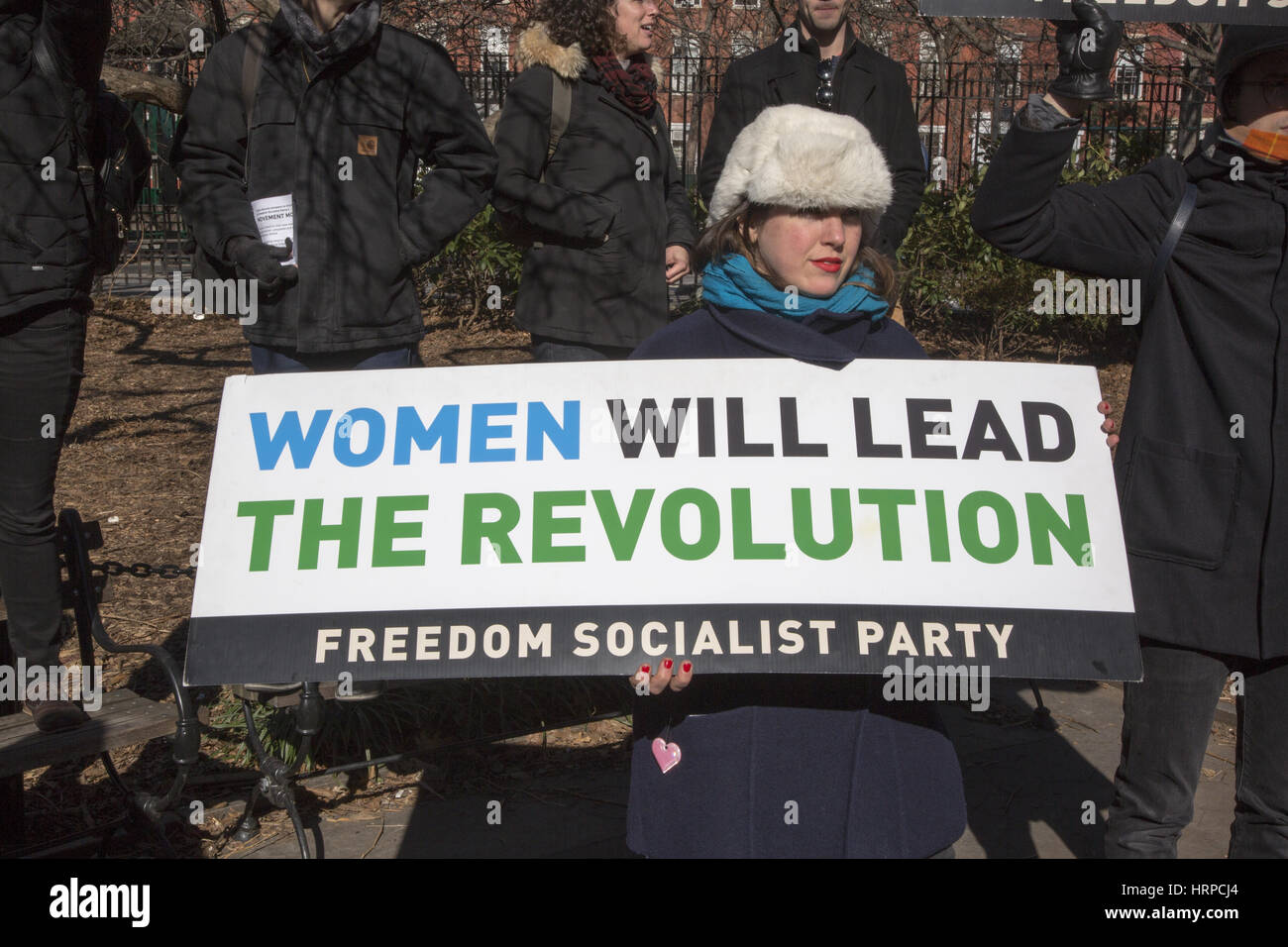 Demonstranten waren in Kraft am Washington Square, Einwanderung und andere neue Politik der Trump-Regierung zu protestieren. Organisierte Jusos von NYU auszusprechen. Stockfoto