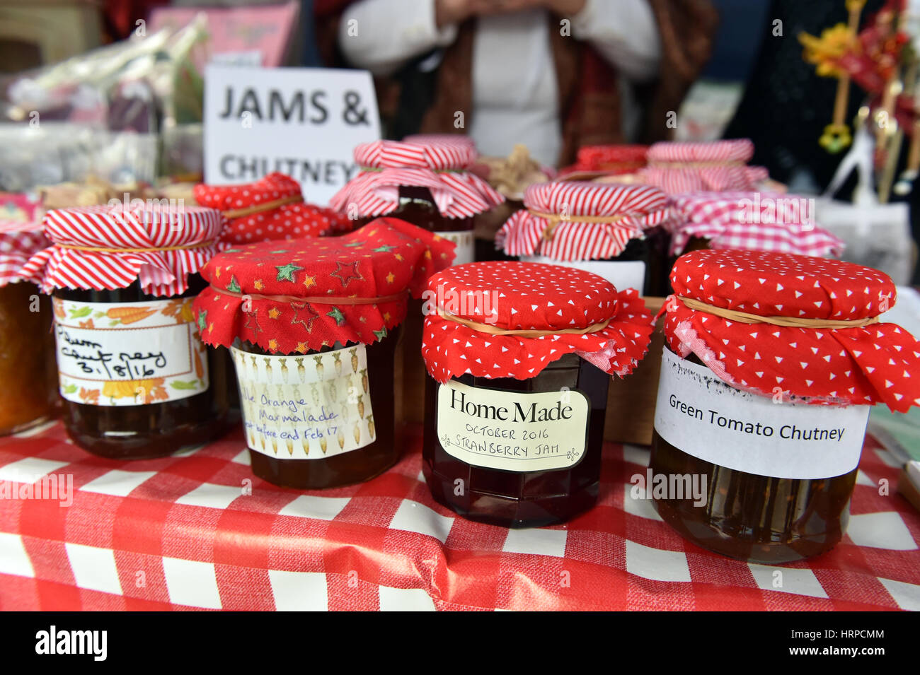 Hausgemachte Marmeladen und Chutneys für den Verkauf auf dem Fraueninstitut stall, Bingley Yorkshire UK Stockfoto
