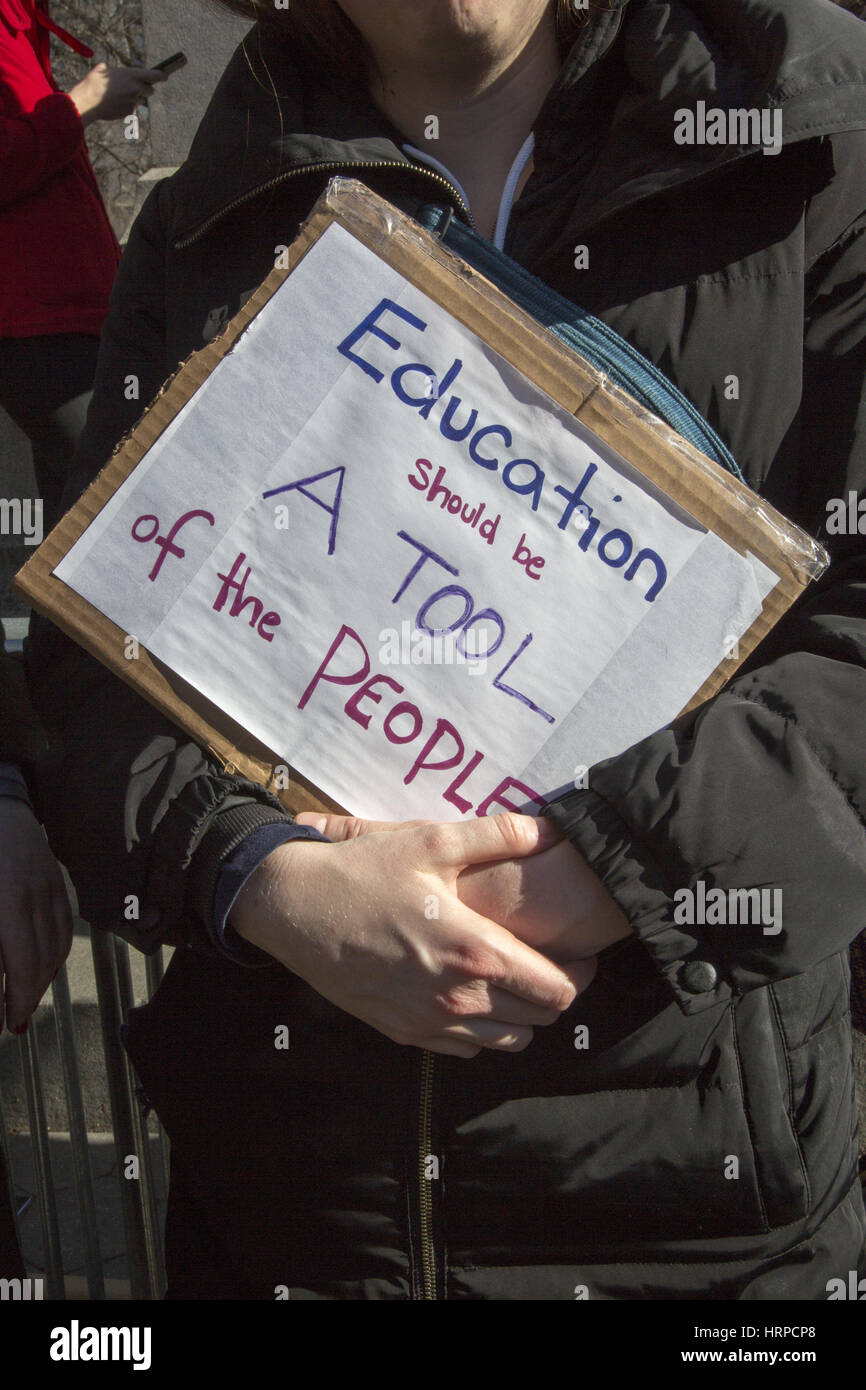 Demonstranten waren in Kraft am Washington Square, Einwanderung und andere neue Politik der Trump-Regierung zu protestieren. Stockfoto