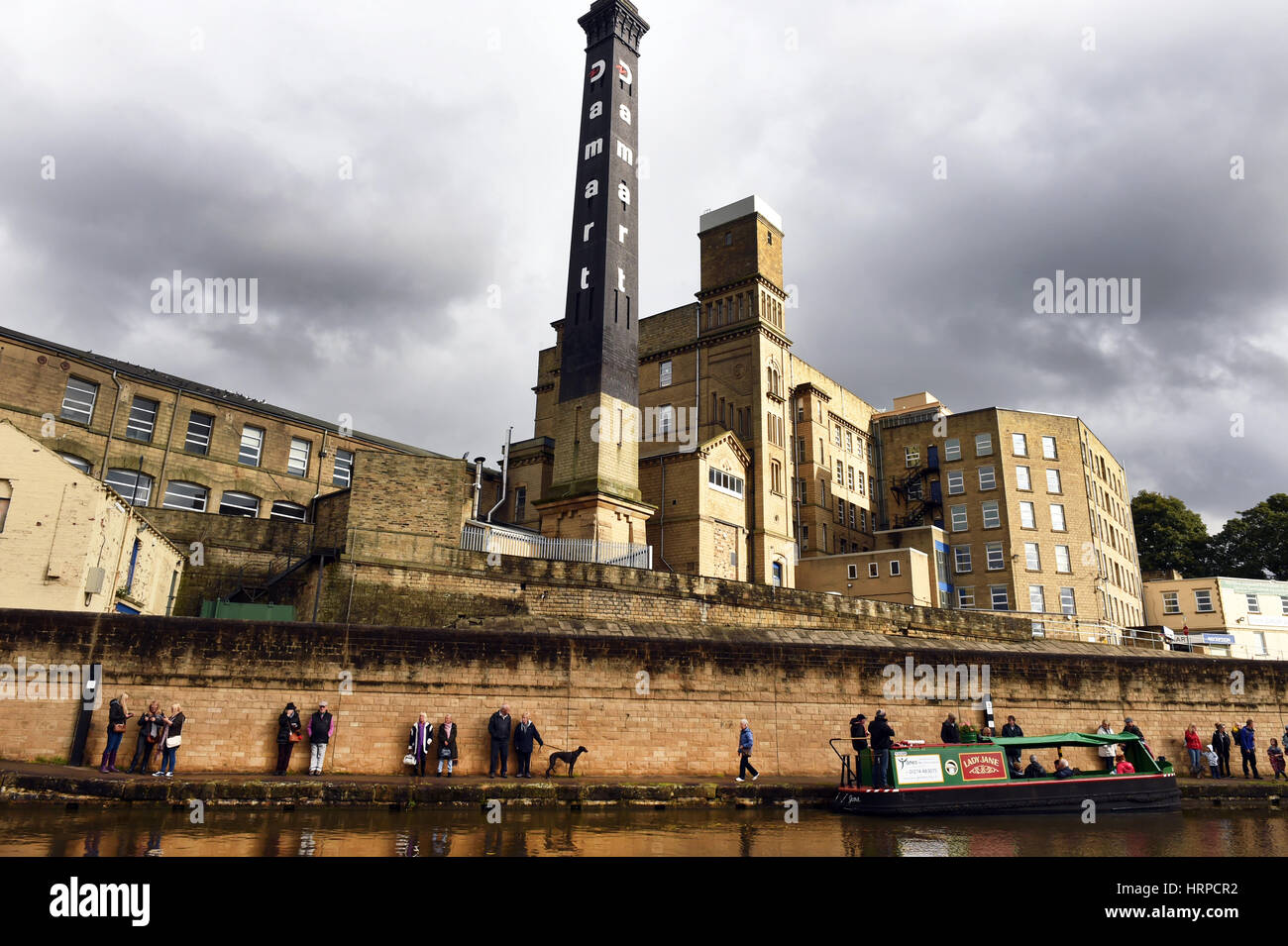 Bingley Damart Fabrik in der Nähe der Leeds-Liverpool-Kanal. Stockfoto