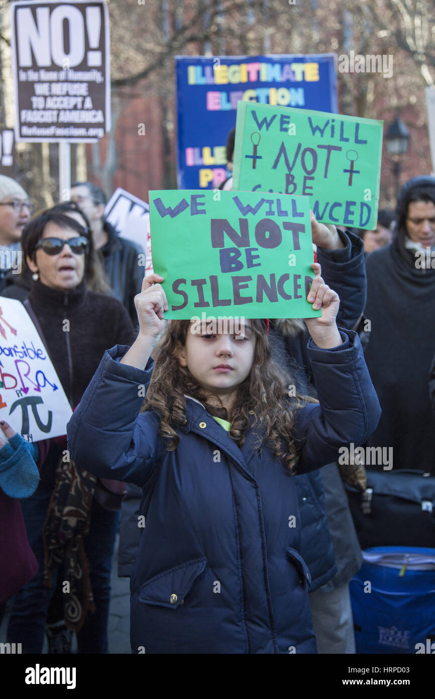 Demonstranten waren in Kraft am Washington Square, Einwanderung und andere neue Politik der Trump-Regierung zu protestieren. Stockfoto