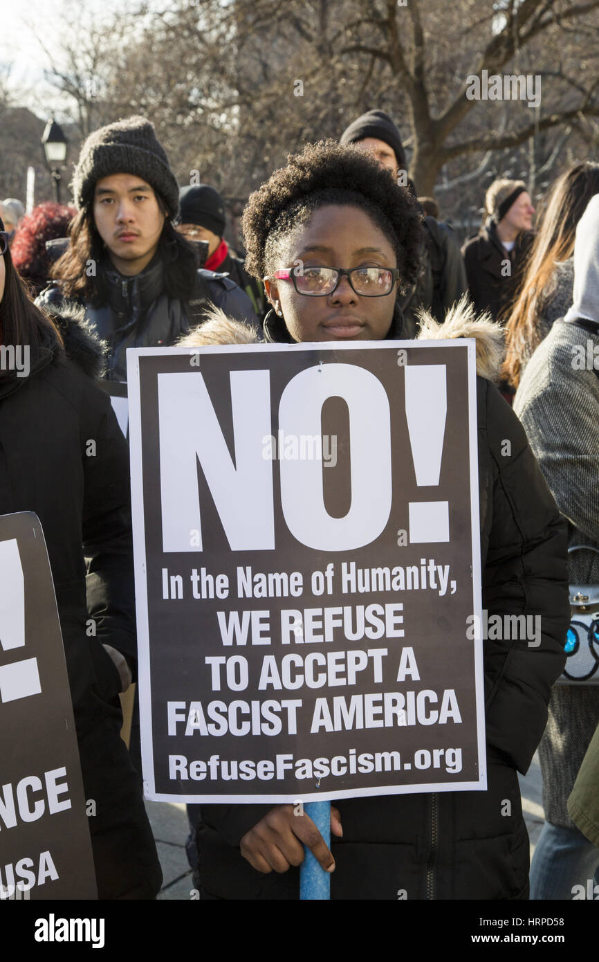 Demonstranten waren in Kraft am Washington Square, Einwanderung und andere neue Politik der Trump-Regierung zu protestieren. Stockfoto