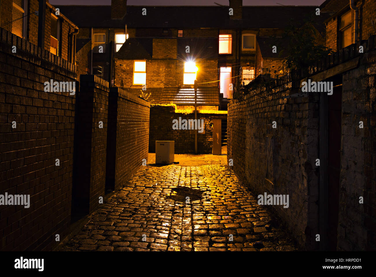 Dunkle kopfsteingepflasterten Gasse in der Nacht in den Seitenstraßen von Liverpool UK Stockfoto