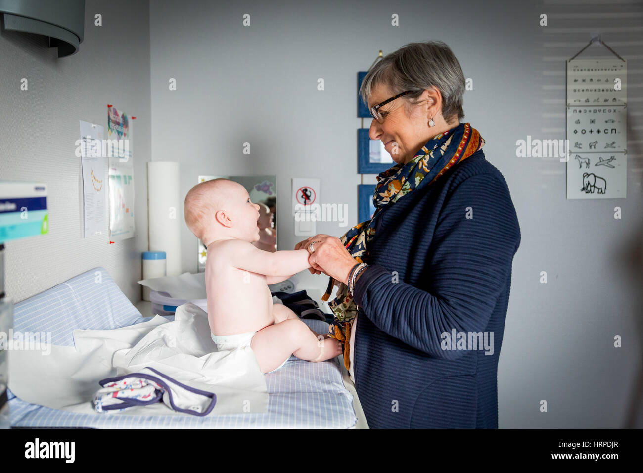 Für Allgemeinmedizin mit Baby, Geveze, Frankreich. Stockfoto