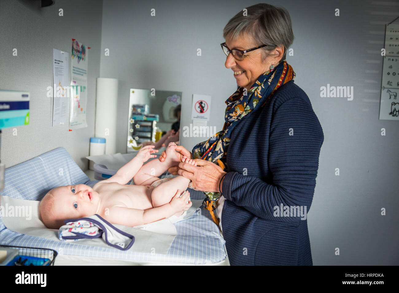 Für Allgemeinmedizin mit Baby, Geveze, Frankreich. Stockfoto