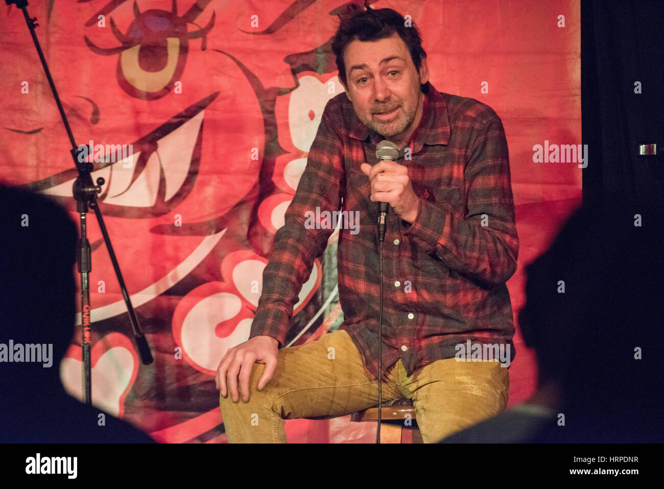 Komiker und Autor Sean Hughes in The Red Imp Comedy Club @ The Rose und Krone Pub Walthamstow, London E17.   Rot Imp ist eine unabhängige Comedy Club gegründet und veranstaltet von Komiker Susan Murray es eine Fülle von einer Liste komödiantisches Talent zieht, von denen viele den Veranstaltungsort als Gelegenheit nutzen, um neues Material zu testen. Stockfoto