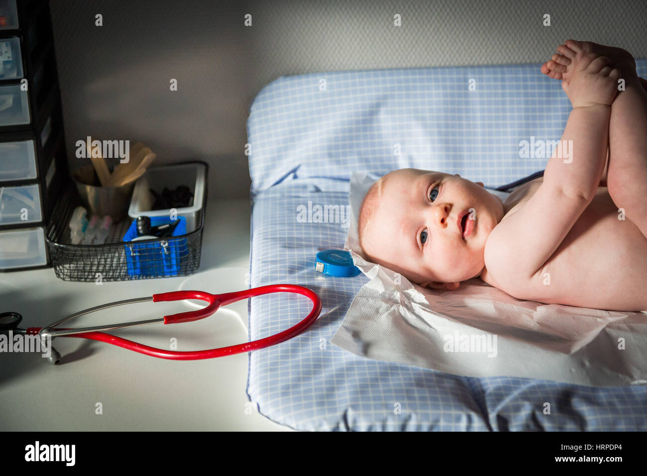 Für Allgemeinmedizin mit Baby, Geveze, Frankreich. Stockfoto