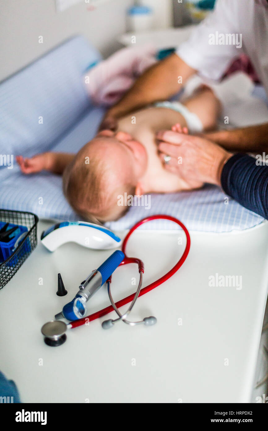 Für Allgemeinmedizin mit Baby, Geveze, Frankreich. Stockfoto