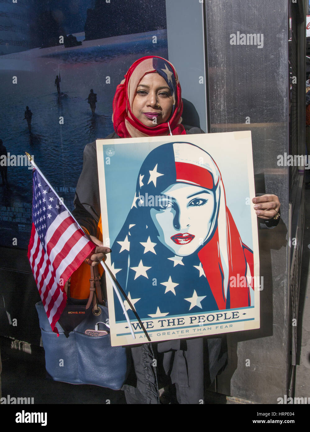 New Yorker stellte sich heraus, dass es sich in großer Zahl, die "I Am A Muslim"-Demonstration am Times Square zur Unterstützung der muslimischen Gemeinschaft zu unterstützen und um die Trump Verwaltung Einwanderungspolitik zu protestieren. Stockfoto