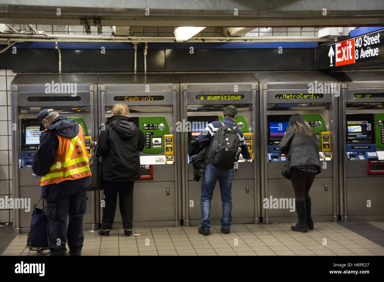 MetroCard Automaten an der Port Authority u-Bahn-Station an der 42nd Street und 8th Avenue in Manhattan, NYC. Stockfoto