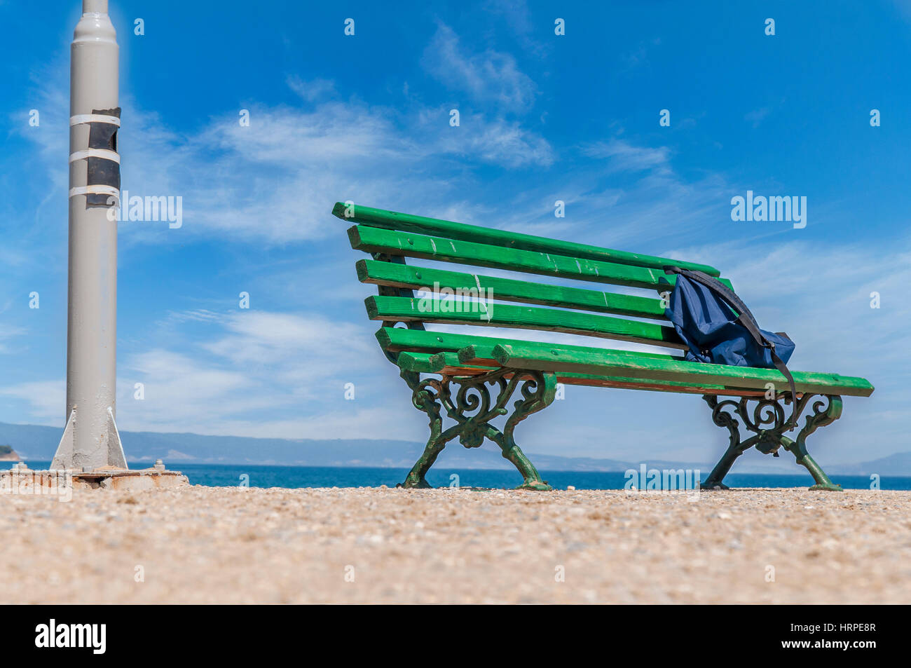 Grüne Holzbank auf dock Stockfoto