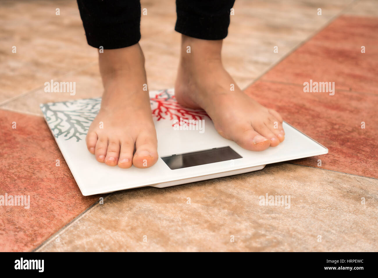Nahaufnahme von Frau Füße im Badezimmer mit einem Gewicht von Stockfoto