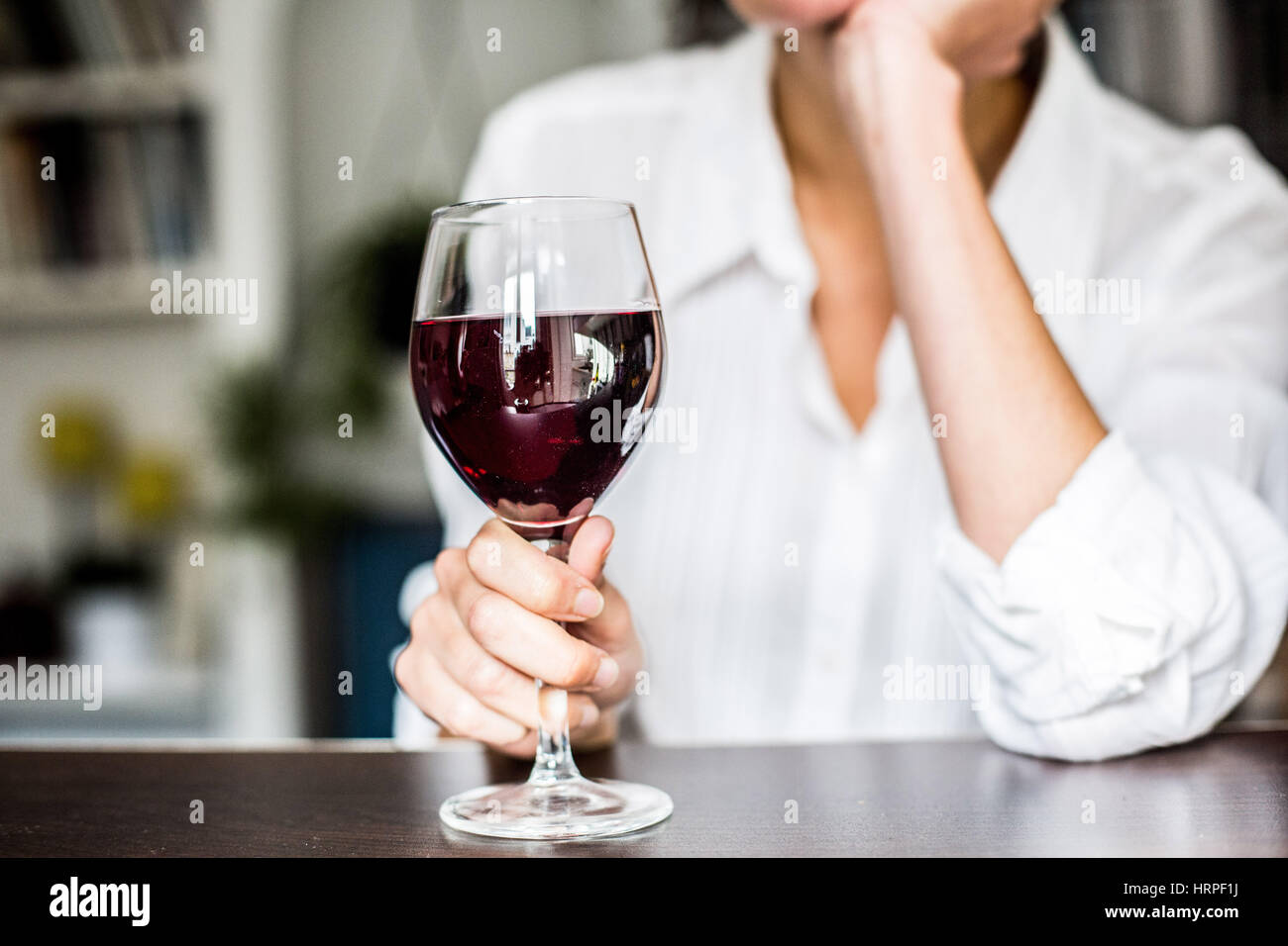 Frau trinkt ein Glas Rotwein. Stockfoto