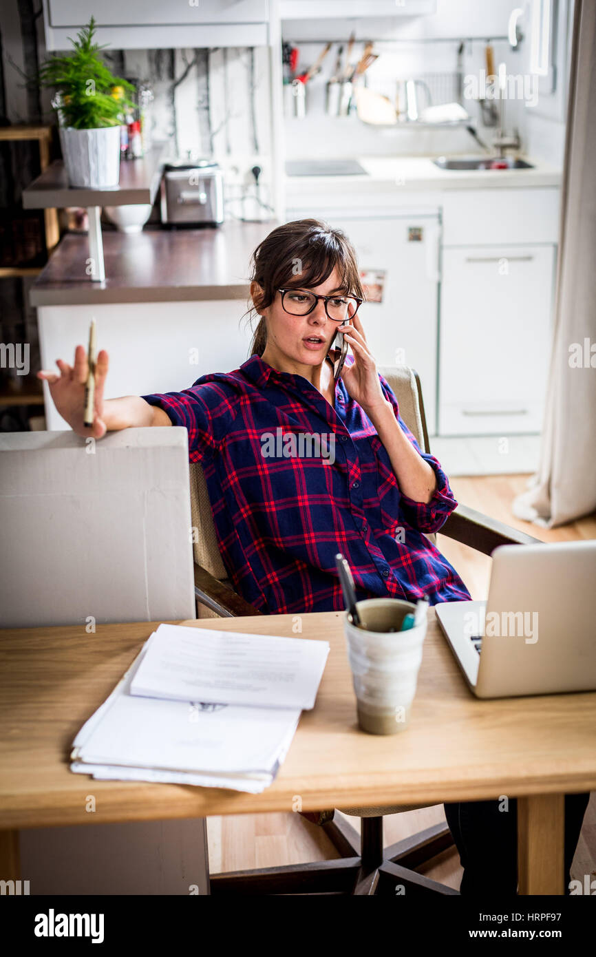 Frau am Computer im Büro zu Hause arbeiten. Stockfoto