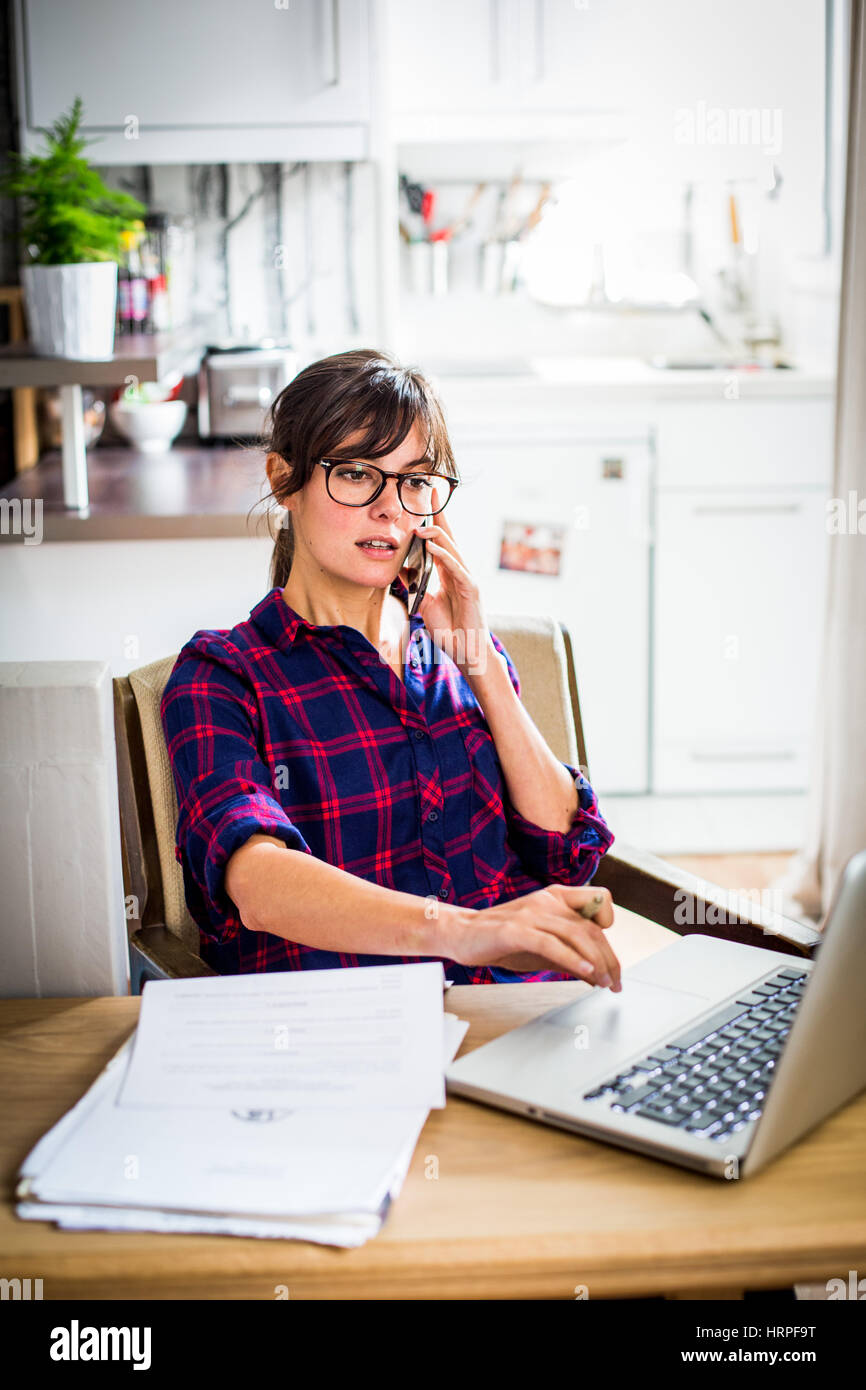 Frau am Computer im Büro zu Hause arbeiten. Stockfoto