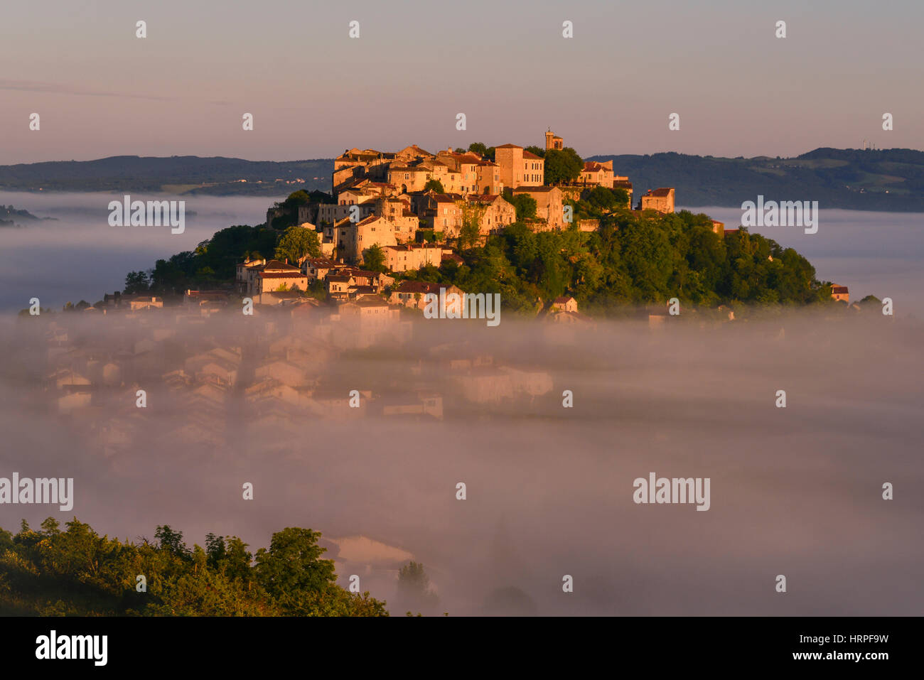 Mittelalterliche Dorf von Cordes-Sur-Ciel in Occitanie, Frankreich. Zeigen Sie mit frühen Morgennebel an. Stockfoto