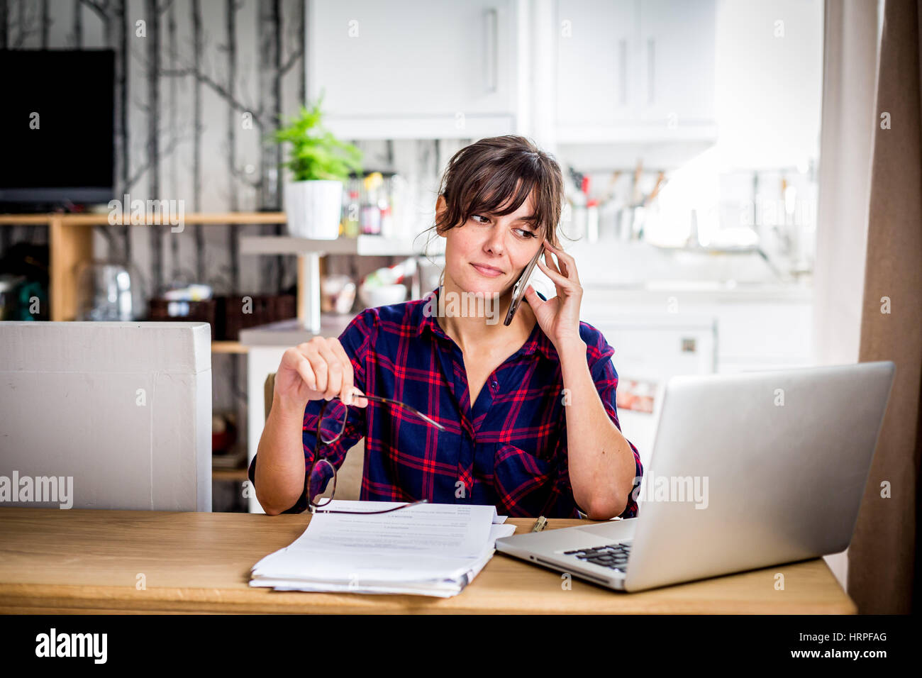 Frau am Computer im Büro zu Hause arbeiten. Stockfoto