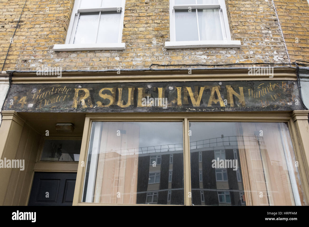 Antikes Ladenschild in Southwark, London SE - R.Sullivan Kleiderschrank Händler und Hersteller Stockfoto
