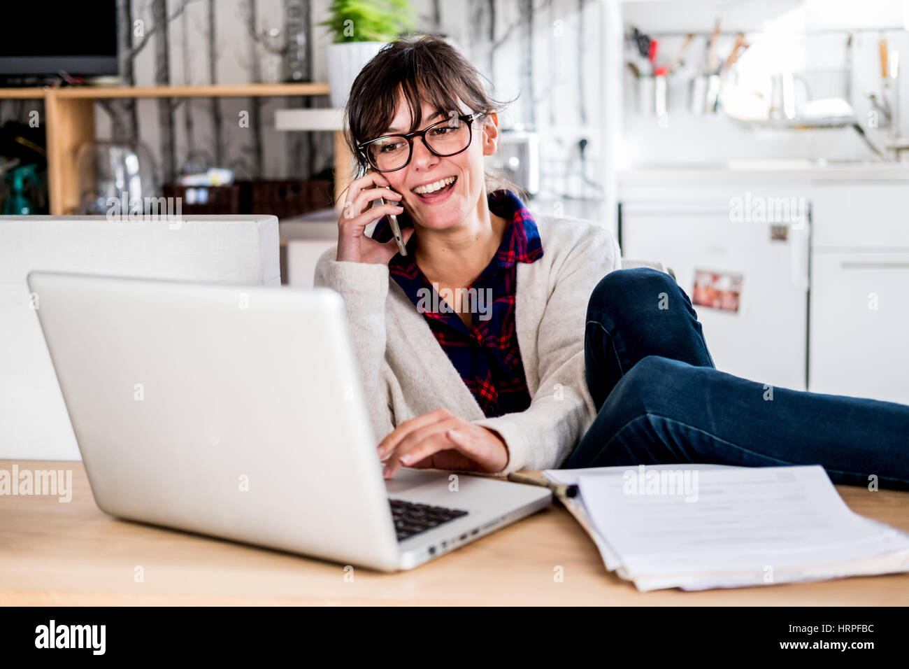 Frau am Computer im Büro zu Hause arbeiten. Stockfoto