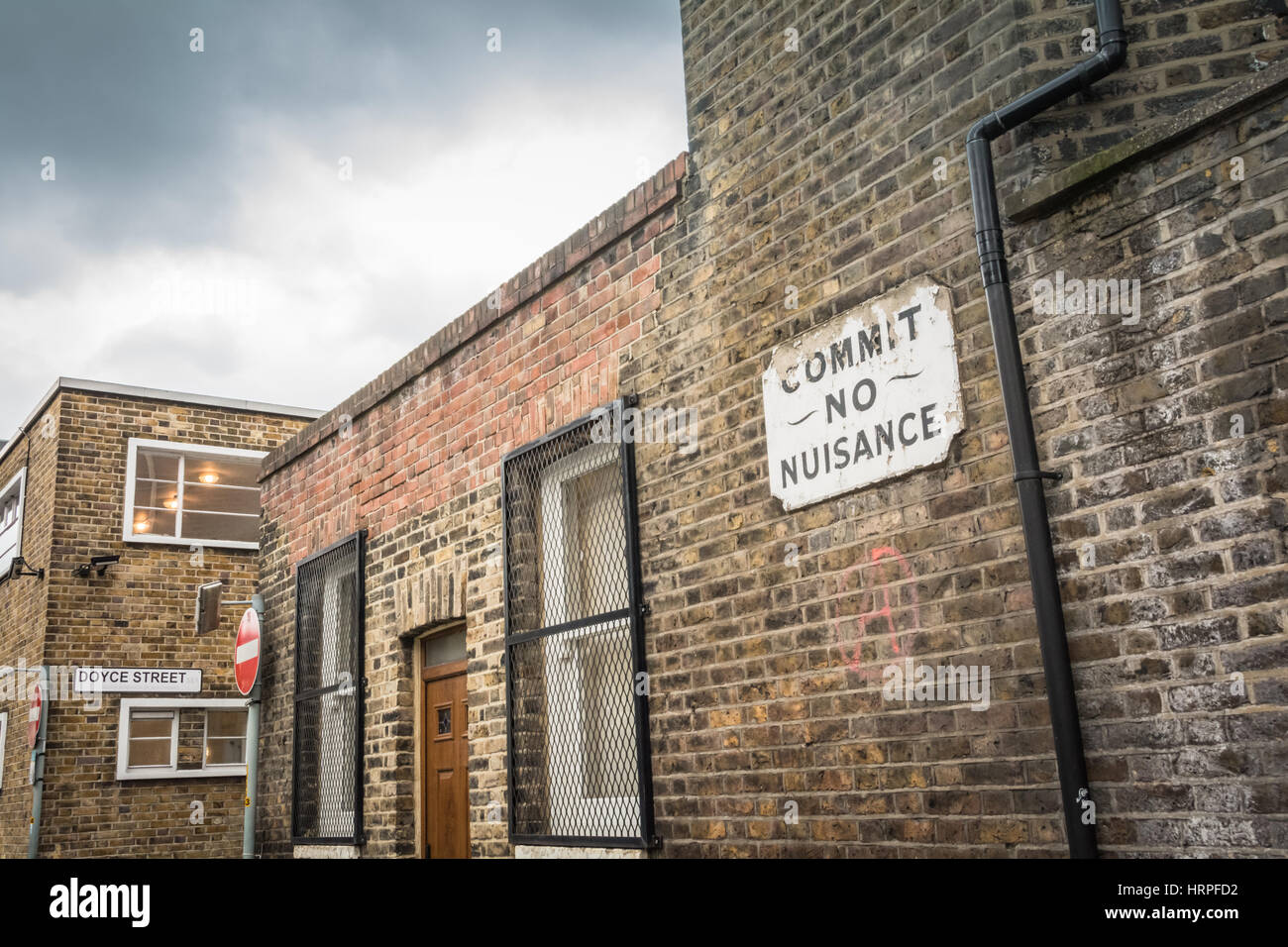 Ein viktorianischer "Begehen kein Ärgernis" Straßenschild Doyce Street, London, SE1, UK Stockfoto