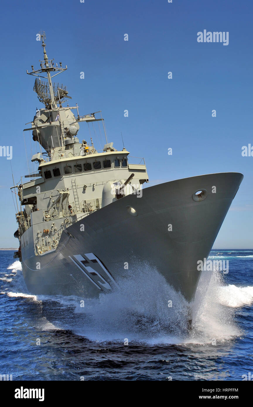 Porträtansicht einer Royal Australian Navy Frigate, HMAS Perth auf See und in Geschwindigkeit. Aus einem Helikopter vor dem Schiff. Stockfoto