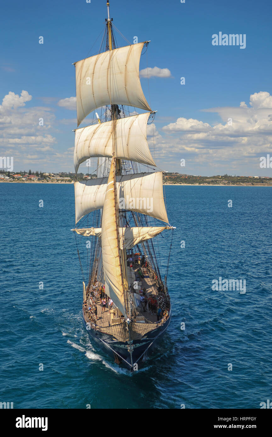 3 Mast Segelschiff HMAS Leeuwin an unter vollen Segeln. Eine Luftaufnahme Hochformat auf See. Stockfoto