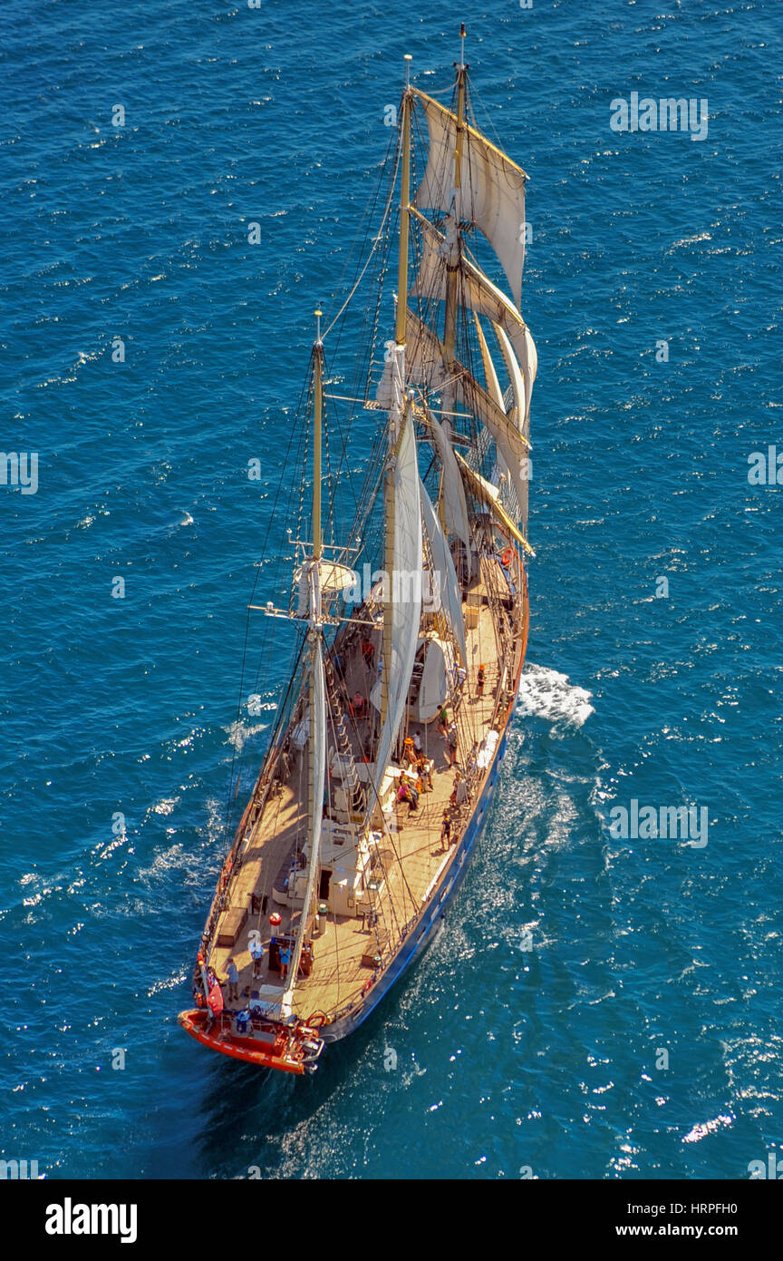 3 Mast Segelschiff HMAS Leeuwin an unter vollen Segeln. Eine Luftaufnahme Hochformat auf See. Stockfoto