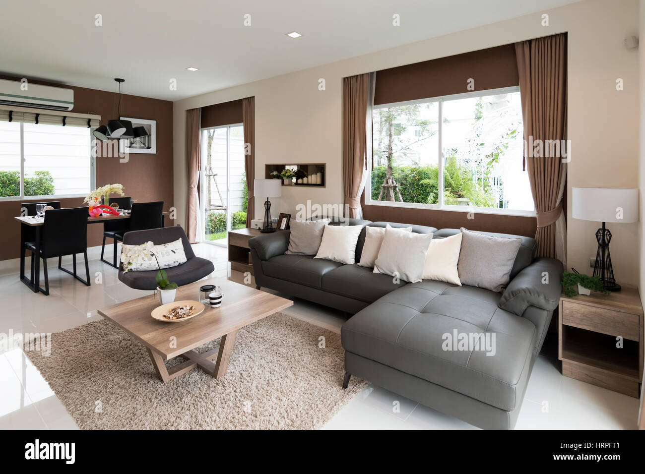 Schöner Innenraum mit Holzböden und Ansicht der neuen Luxus-Haus. Stockfoto