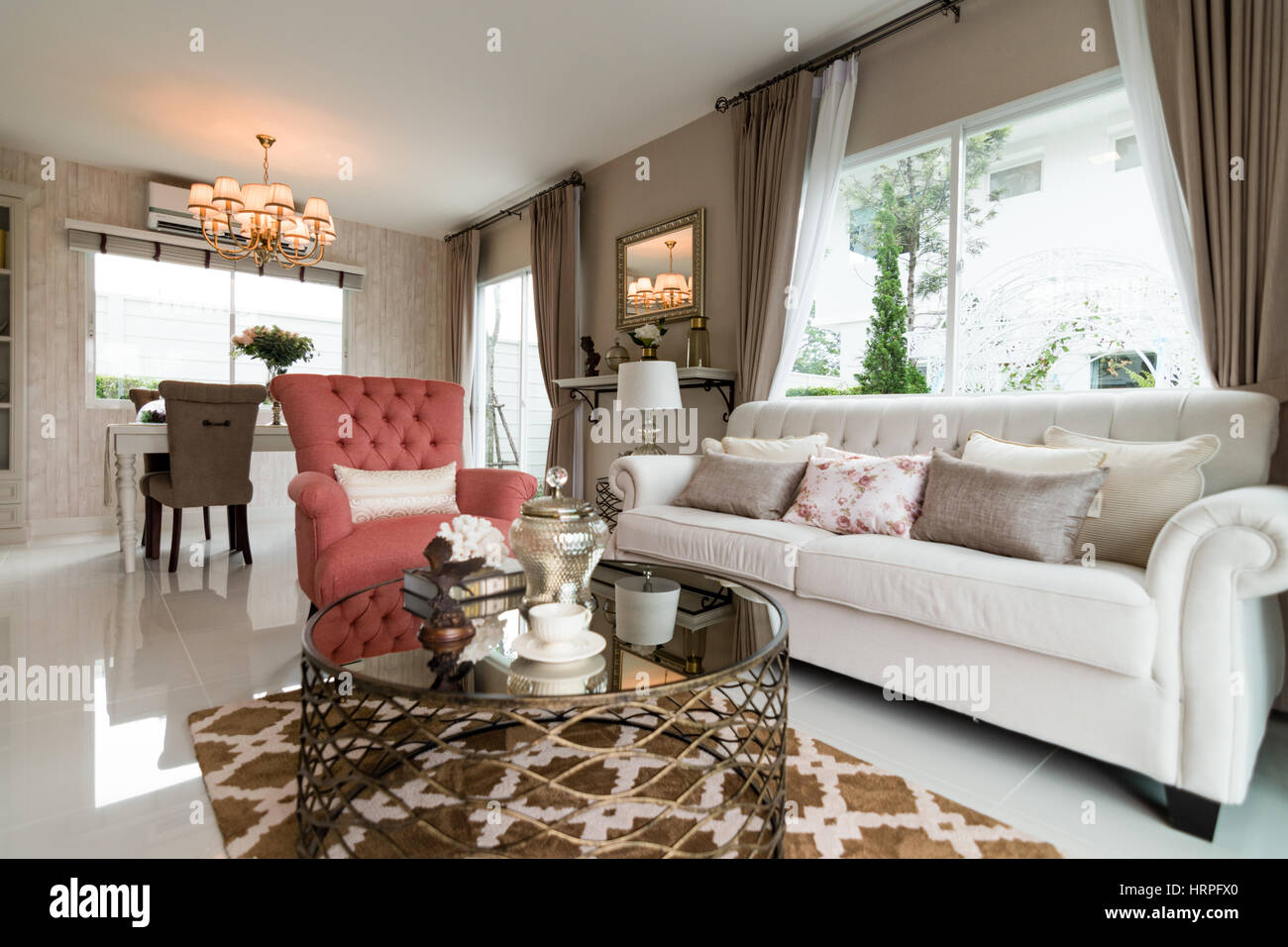 Schöner Innenraum mit Holzböden und Ansicht der neuen Luxus-Haus. Stockfoto