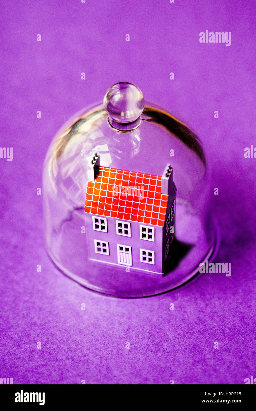 Haus unter einer Glocke, Konzeptbild über individuelle Gehäuse, Investitionen oder Wärmedämmung. Stockfoto
