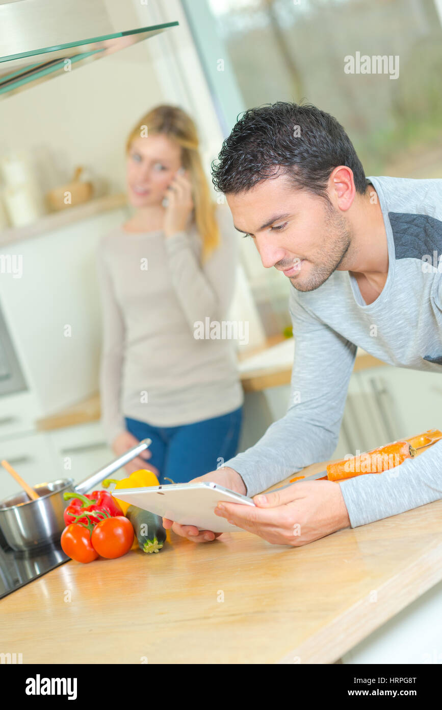 paar in der Küche Stockfoto