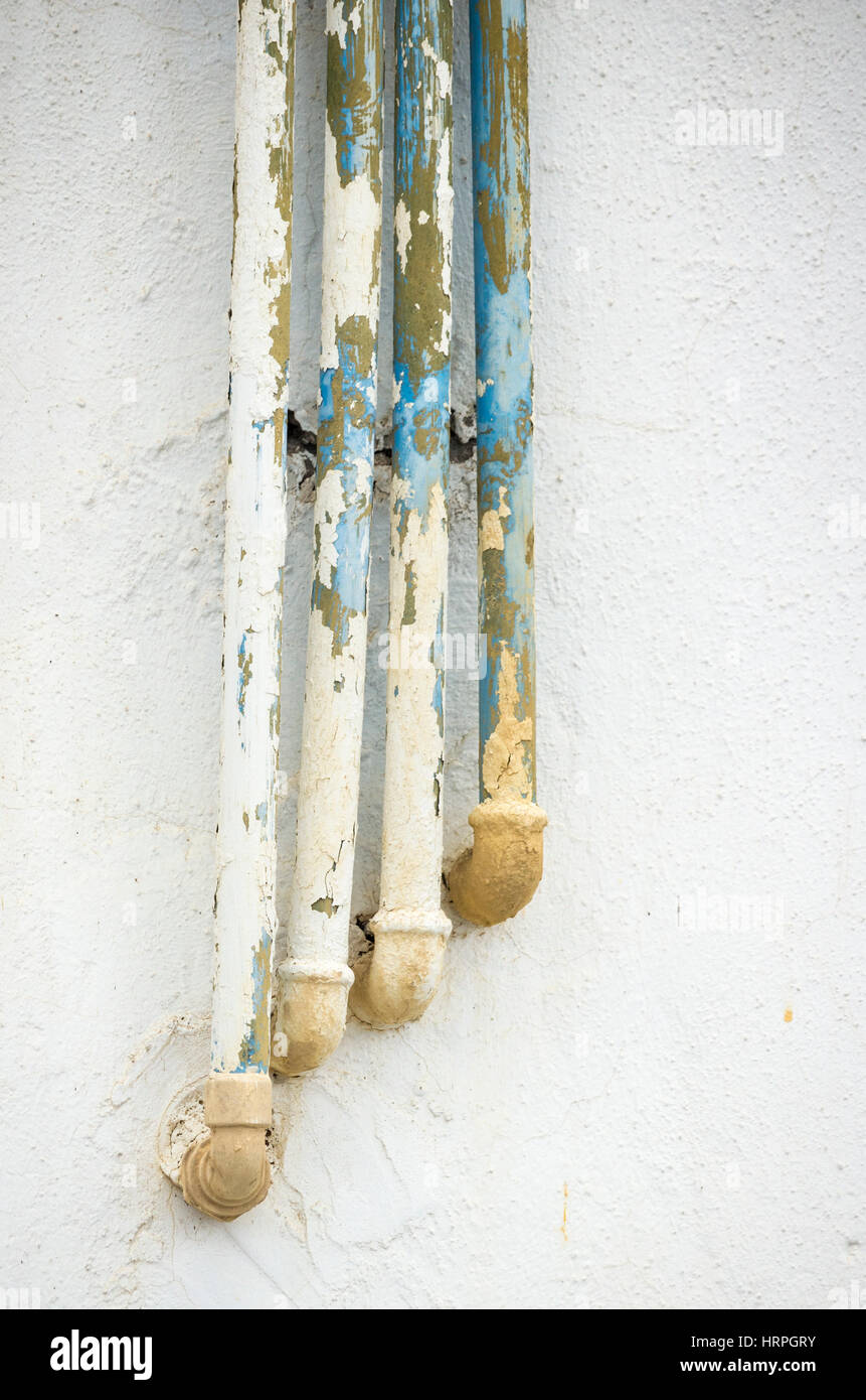 Wasserleitungen auf der Außenwand des Hauses in Spanien Stockfoto