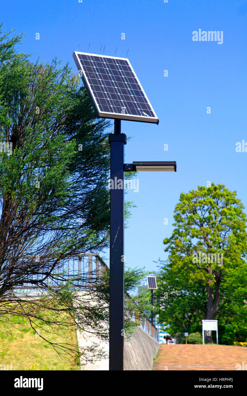 Ein Solarmodul in der Etchujima-Koen Park am Fluss Sumida in Koto-ku Tokyo Japan Stockfoto
