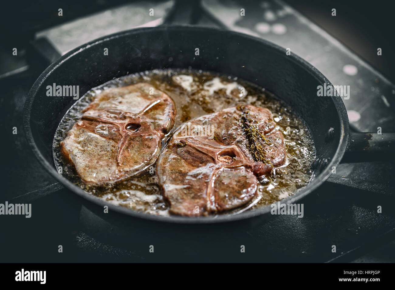 Wildschwein-Steak, gebraten in der Pfanne in Restaurantküche Stockfoto