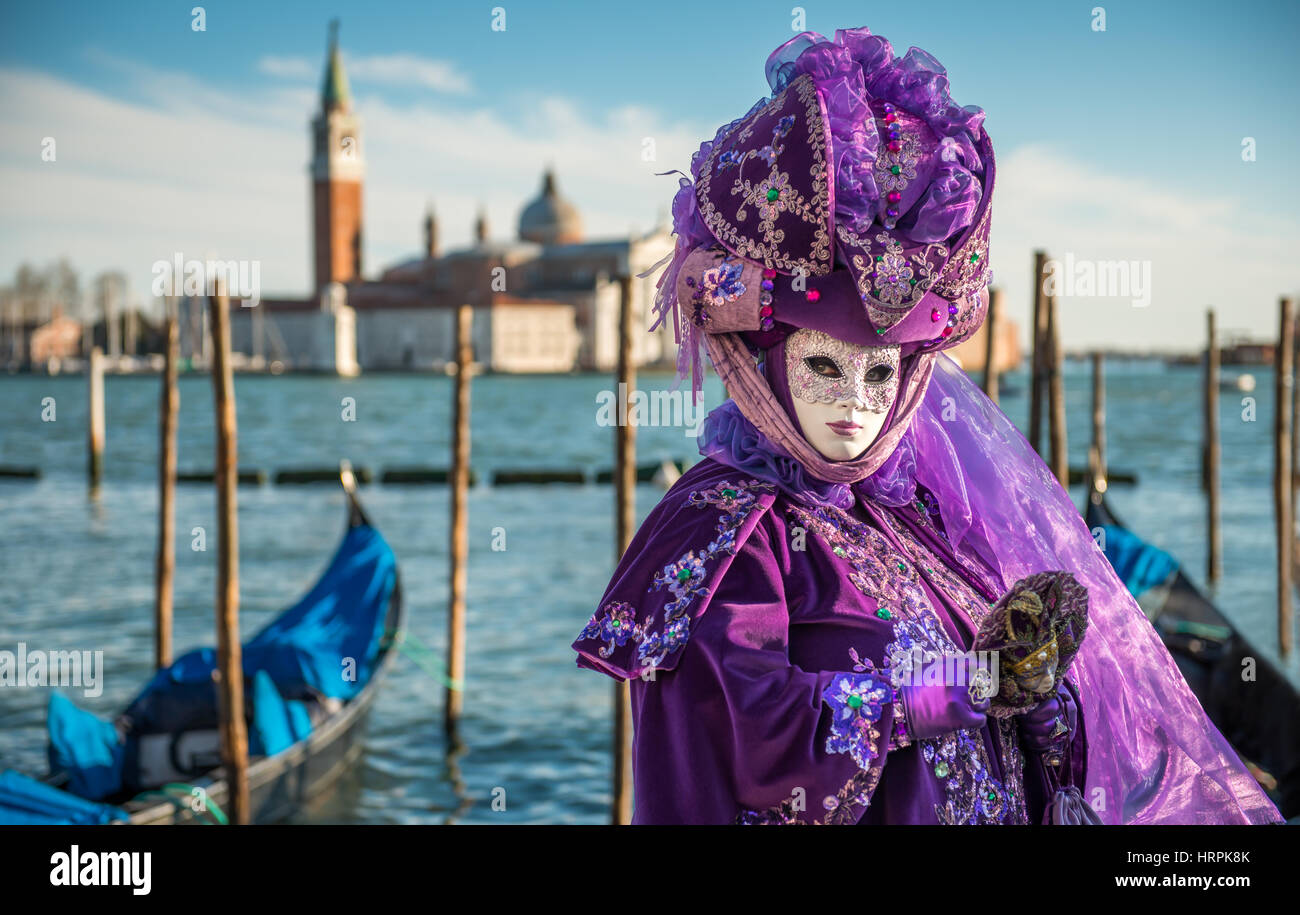 Goldene venezianischen Karnevalsmaske. Wunderschöne Maske Teilnehmer der Karneval im Becken von San Marco. Der Hintergrund jedoch unscharf. Stockfoto