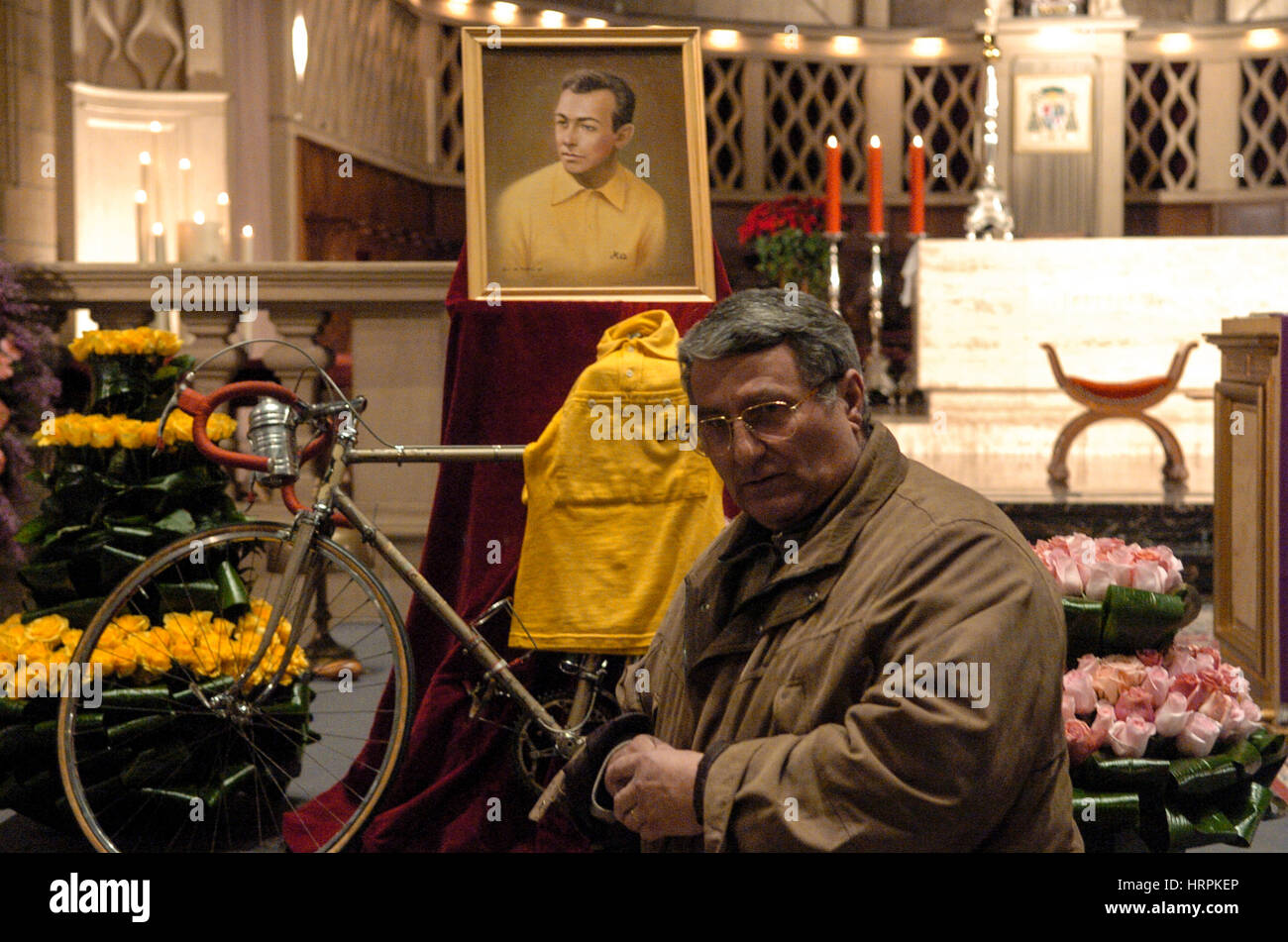 Luxemburg 10. Dezember 2005. Beerdigung von Charly Gaul l ' ange de Montagne, ein Fan gibt seinen Respekt. Stockfoto