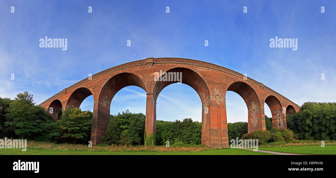 Panorama-Bild von einem Viadukt mit blauem Himmel Stockfoto