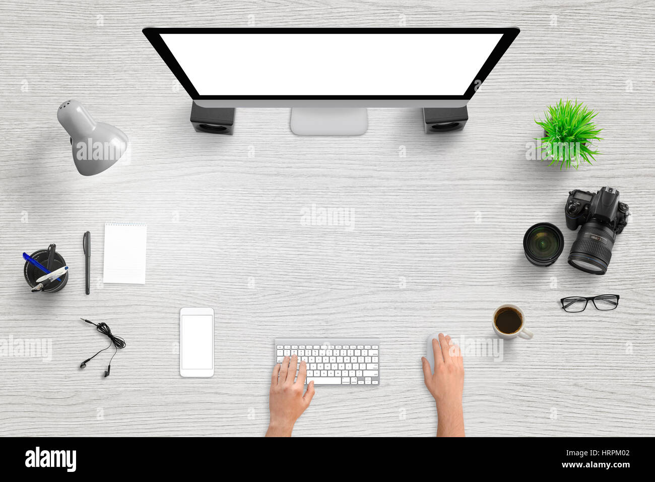 Schreibtisch mit modernen Geräten für Helden, Headerbild-Website. Freiraum für Text. Computer- und Handy-display mit isolierten Bildschirm für mocku Stockfoto