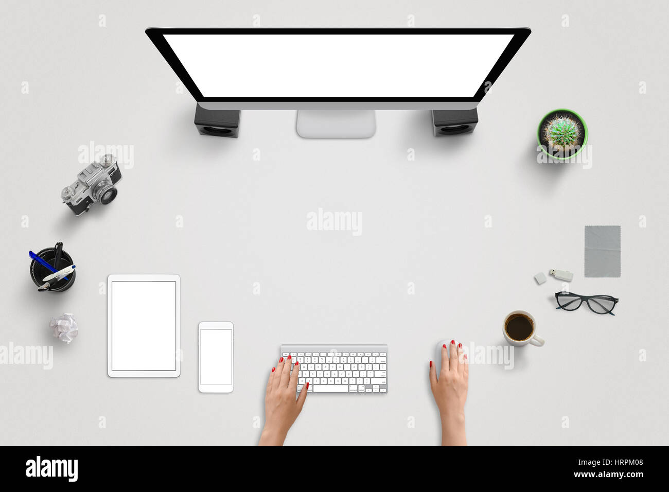 Kreative Arbeit Schreibtisch Szene mit Geräten. Frau Arbeit am PC. Isoliert, weiße, leere Bildschirme für Mock-up Design-Präsentation. Freiraum für Text. Gra Stockfoto