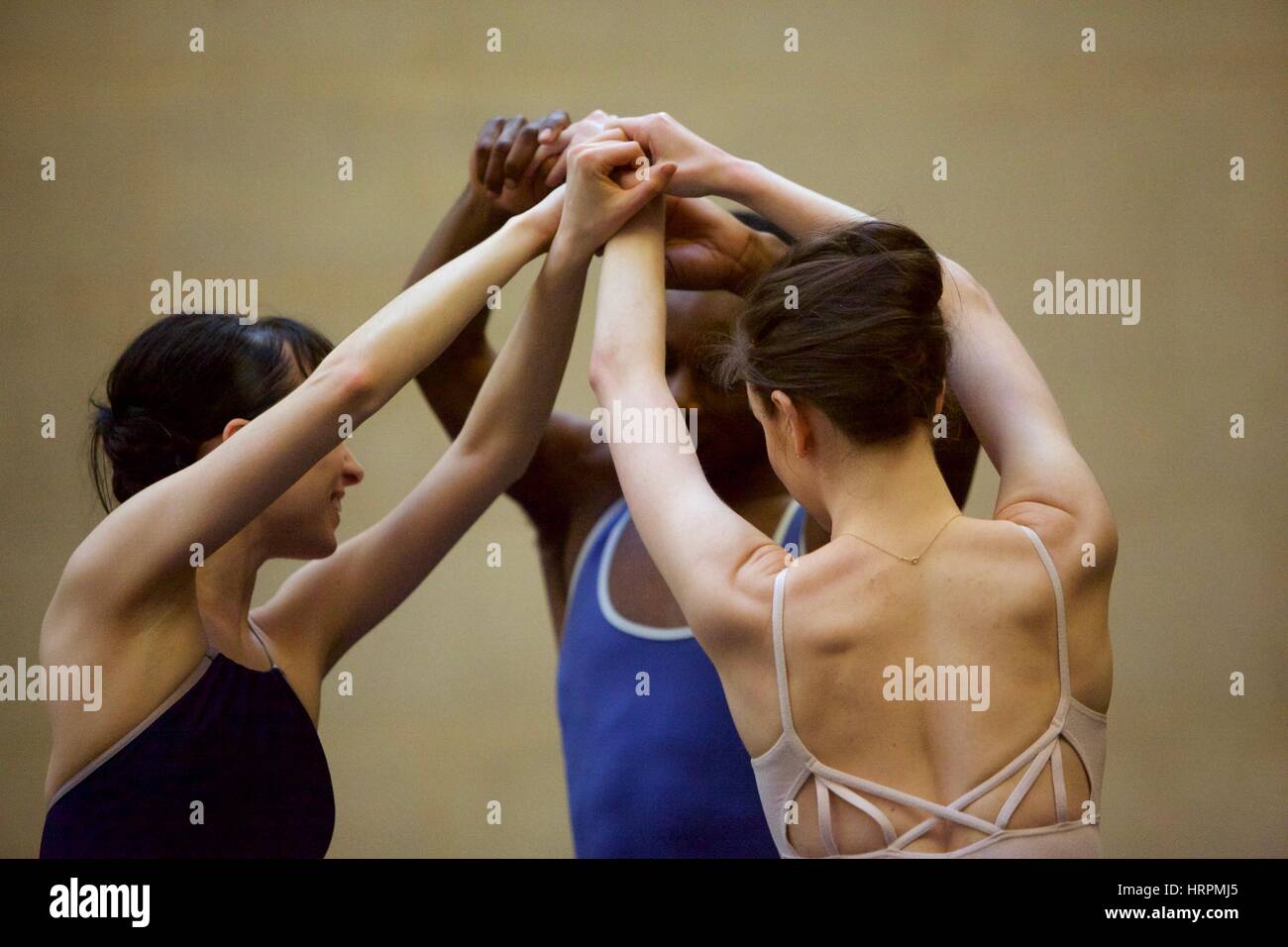 Eine männliche und zwei weibliche English National Ballet Balletttänzer in der Tate Britain Darstellung Picassos Kunstwerke die drei Tänzer Stockfoto